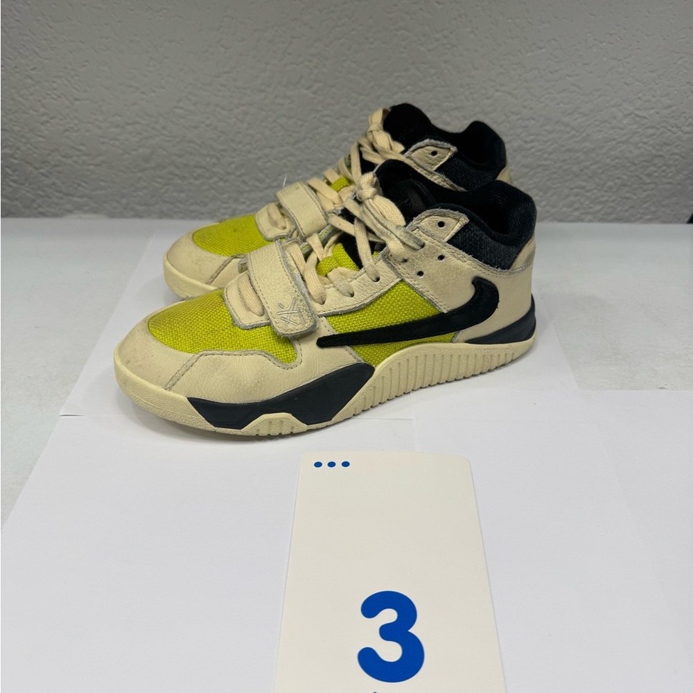 Nike Kids Sneakers in Yellow and Black